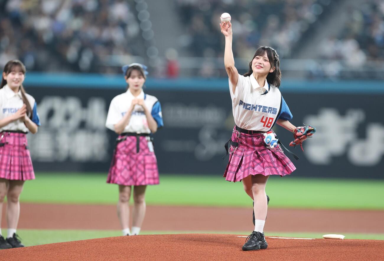 日本ハム対ソフトバンク　ファーストピッチセレモニーで投球するAKB48の川村結衣（撮影・黒川智章）