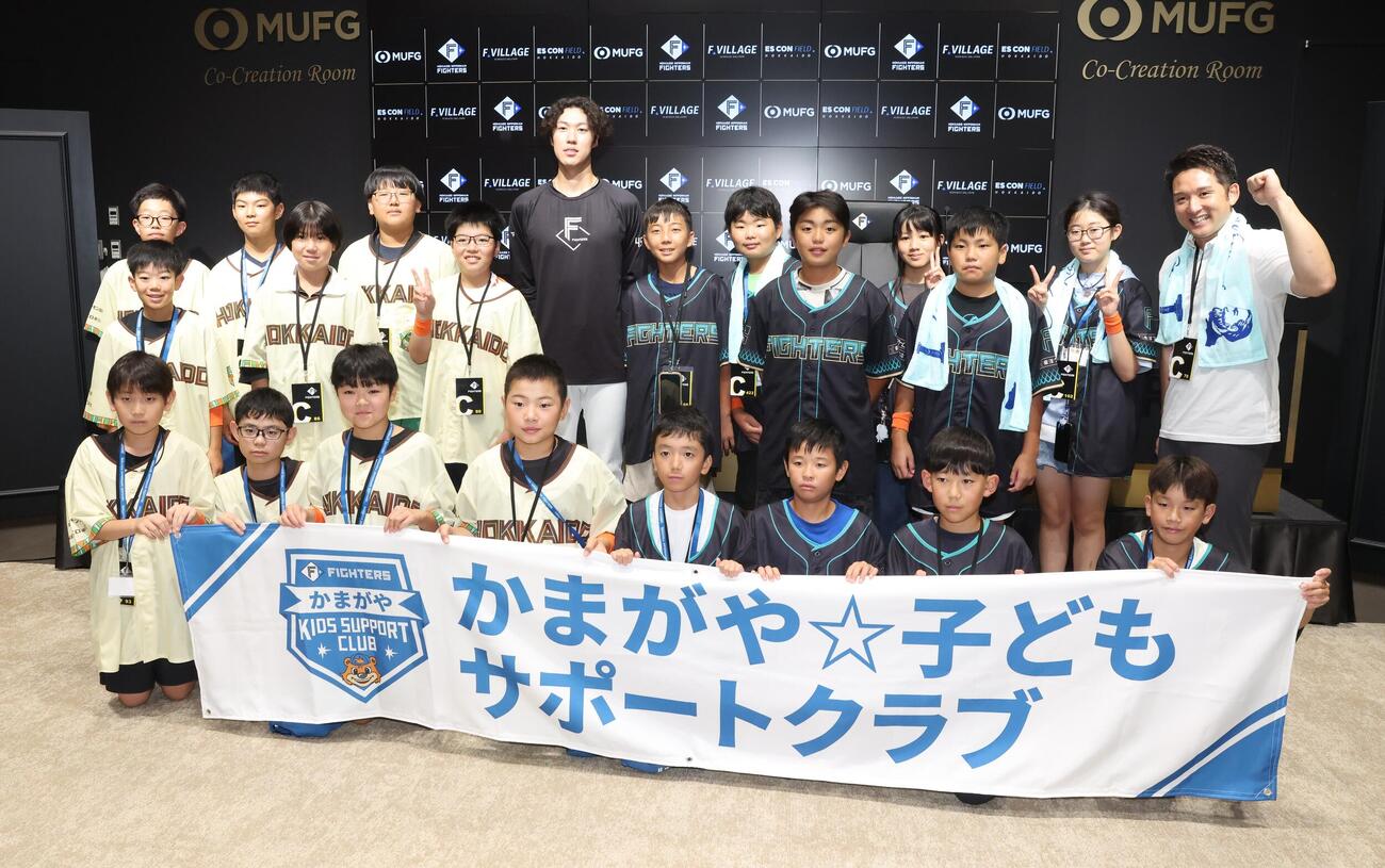 日本ハム対ソフトバンク　子どもたちとの交流イベントで記念撮影する福島蓮（撮影・黒川智章）