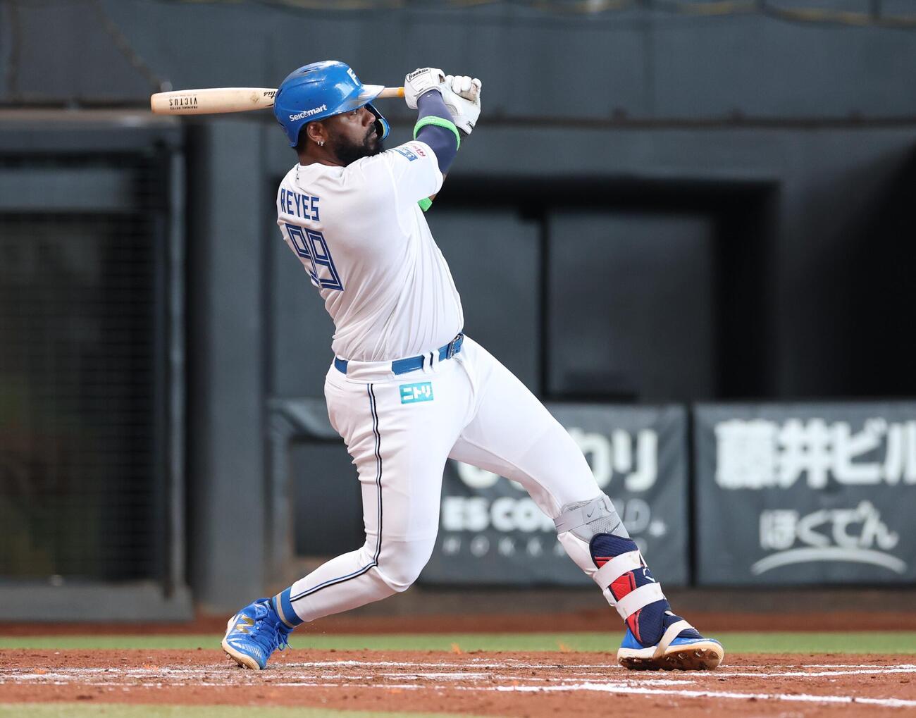 日本ハム対ソフトバンク　3回裏日本ハム1死一、三塁、2点適時打を放つレイエス（撮影・黒川智章）
