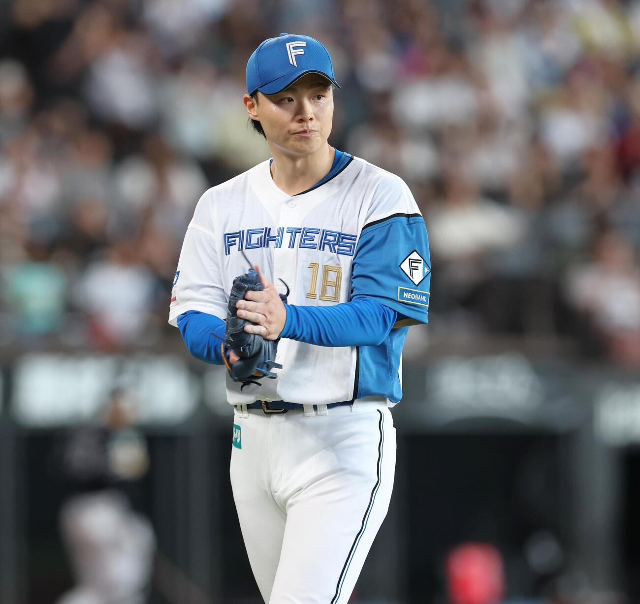 日本ハム対ソフトバンク　6回表、無失点に抑えグラブをたたく山崎福也（撮影・黒川智章）