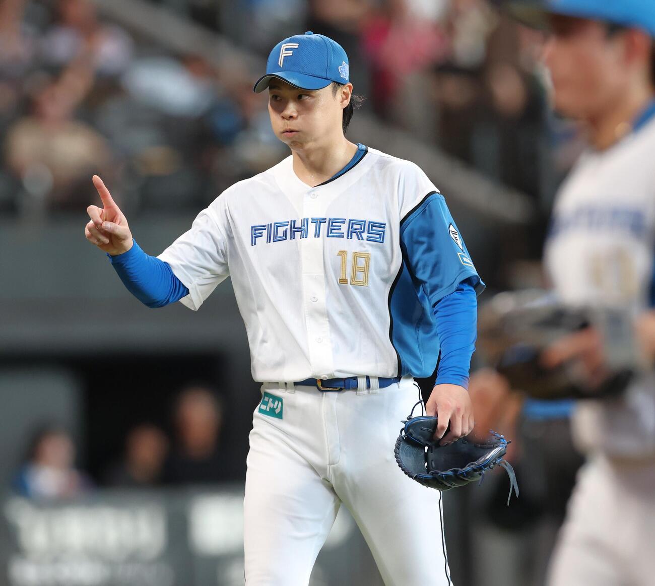 日本ハム対ソフトバンク　5回表を投げ終え、ベンチに向かってもう1イニングアピールする山崎福也（撮影・黒川智章）