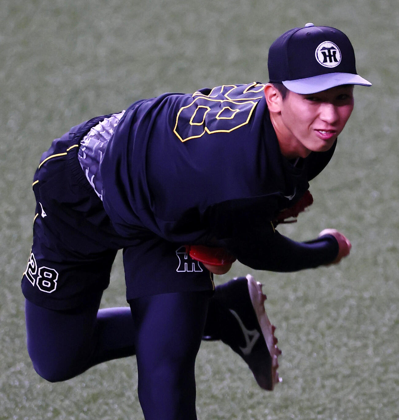 阪神対ヤクルト　練習でキャッチボールする阪神今朝丸裕喜（撮影・加藤哉）