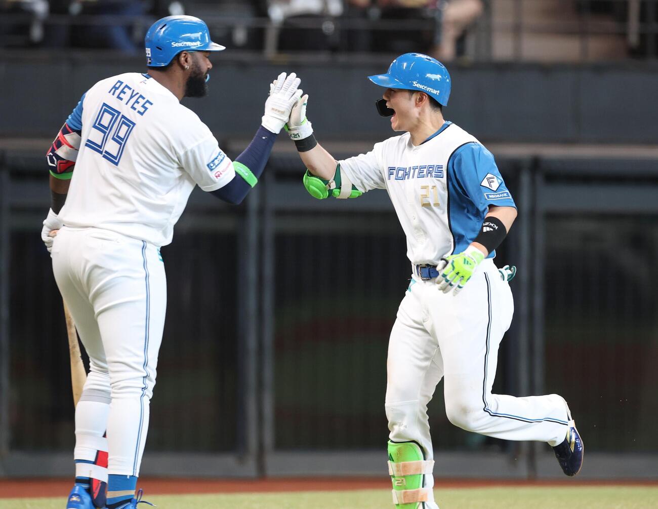 日本ハム対ソフトバンク　7回裏日本ハム無死、本塁打を放ちレイエスと（左）とタッチする清宮幸太郎（撮影・黒川智章）