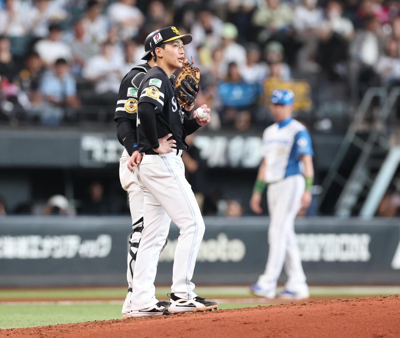 日本ハム対ソフトバンク　3回裏、連打され渋い表情の前田悠伍（撮影・黒川智章）