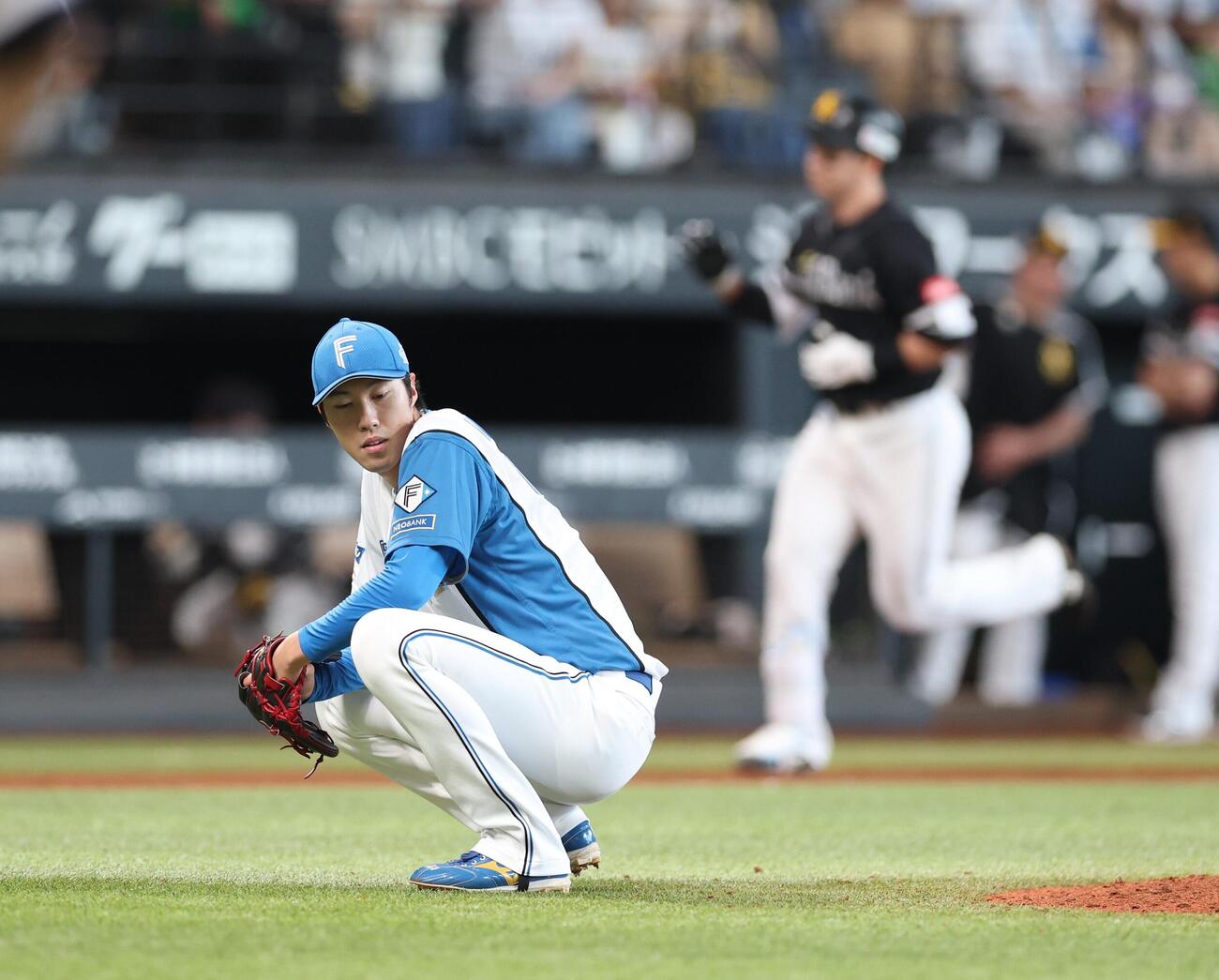 日本ハム対ソフトバンク　8回表、栗原陵矢に満塁本塁打を浴びしゃがみ込む福島蓮（撮影・黒川智章）