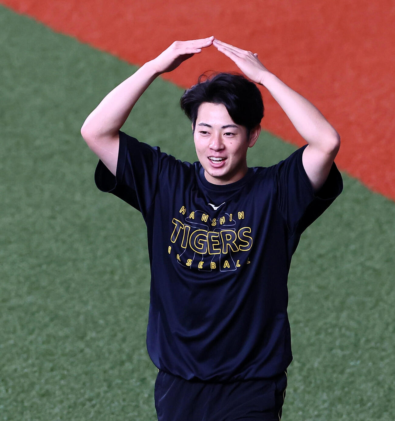 阪神対ヤクルト　練習中、阪神下村海翔は手で○印を作る（撮影・加藤哉）
