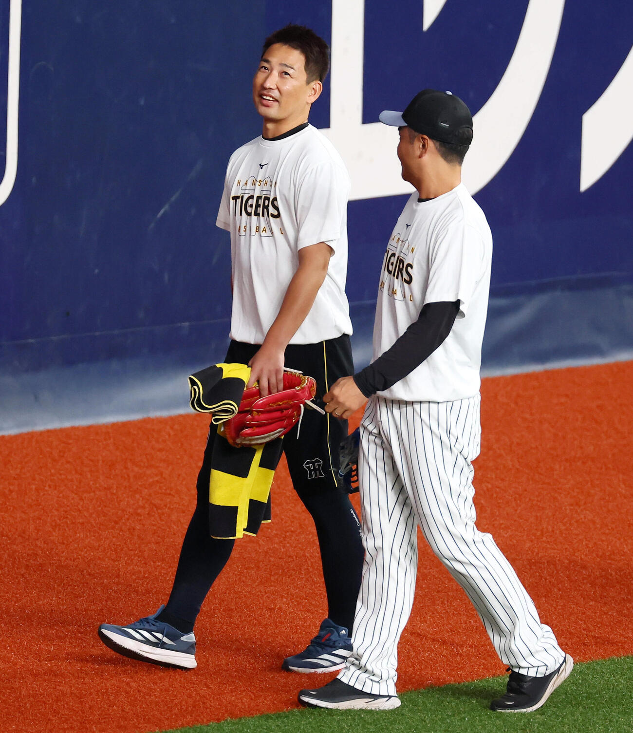 阪神対ヤクルト　笑顔を見せて練習に参加する阪神岩崎優（撮影・加藤哉）