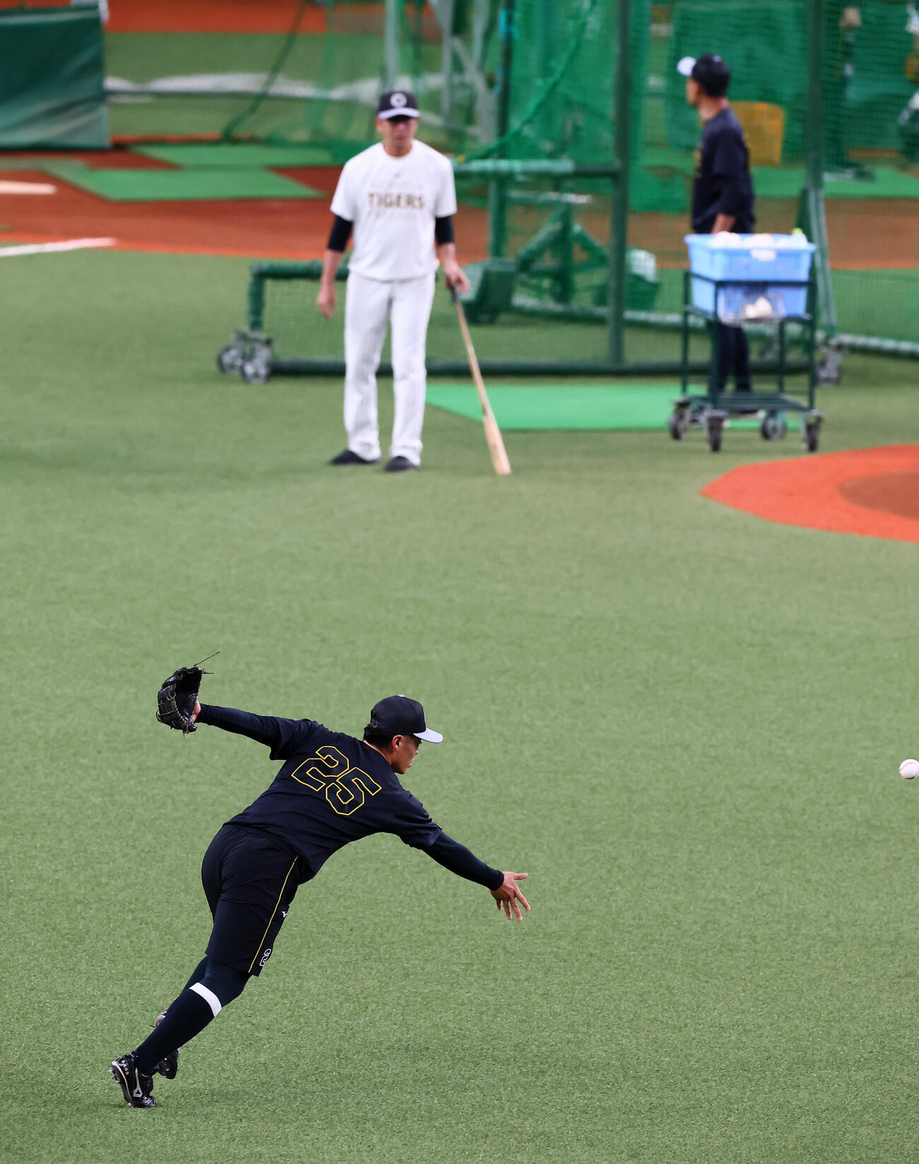 阪神対ヤクルト　二塁の守備位置でノックを受ける阪神谷端将伍（撮影・加藤哉）