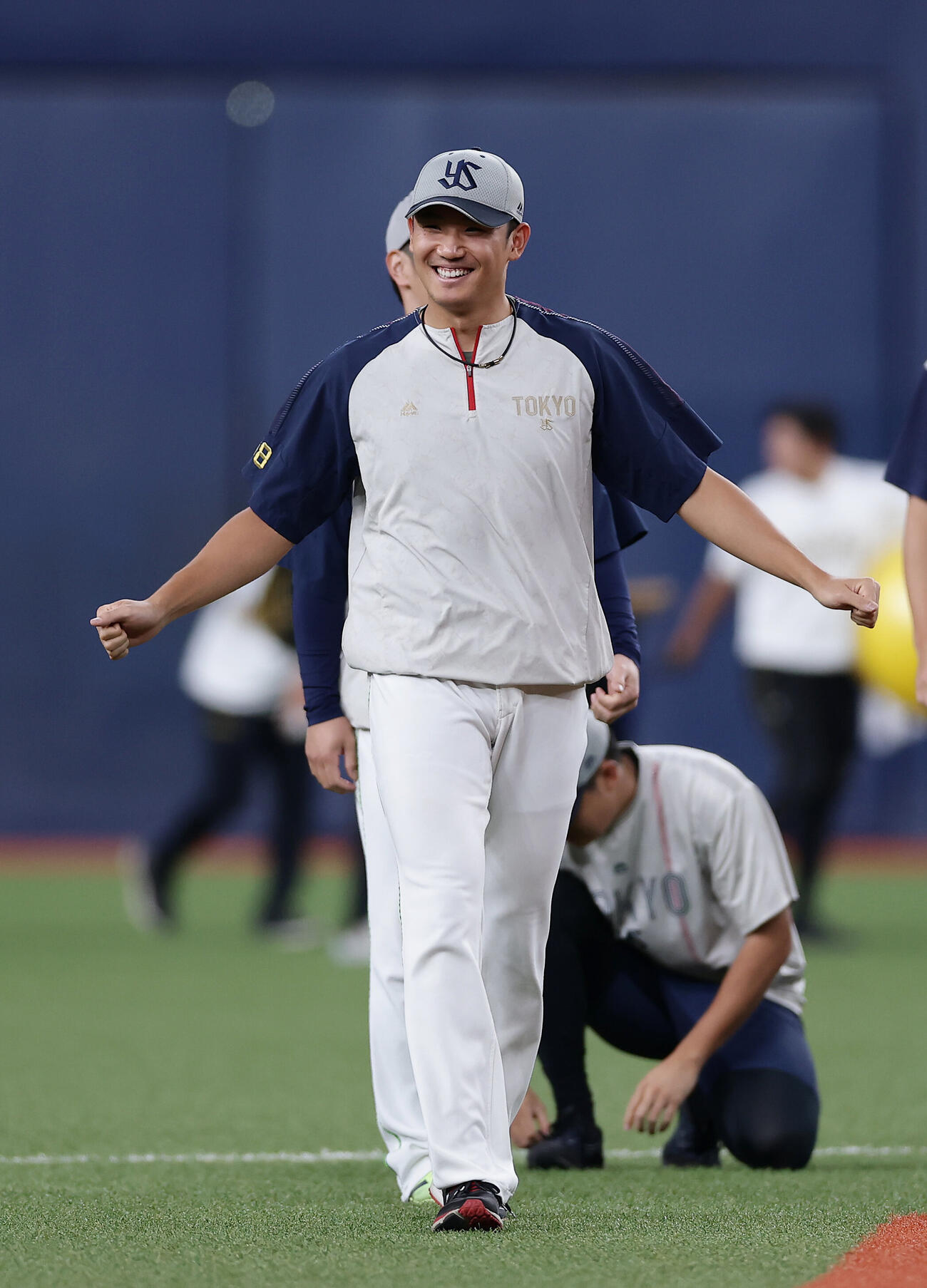 阪神対ヤクルト　試合前練習で笑顔を見せるヤクルト奥川恭伸（撮影・前田充）