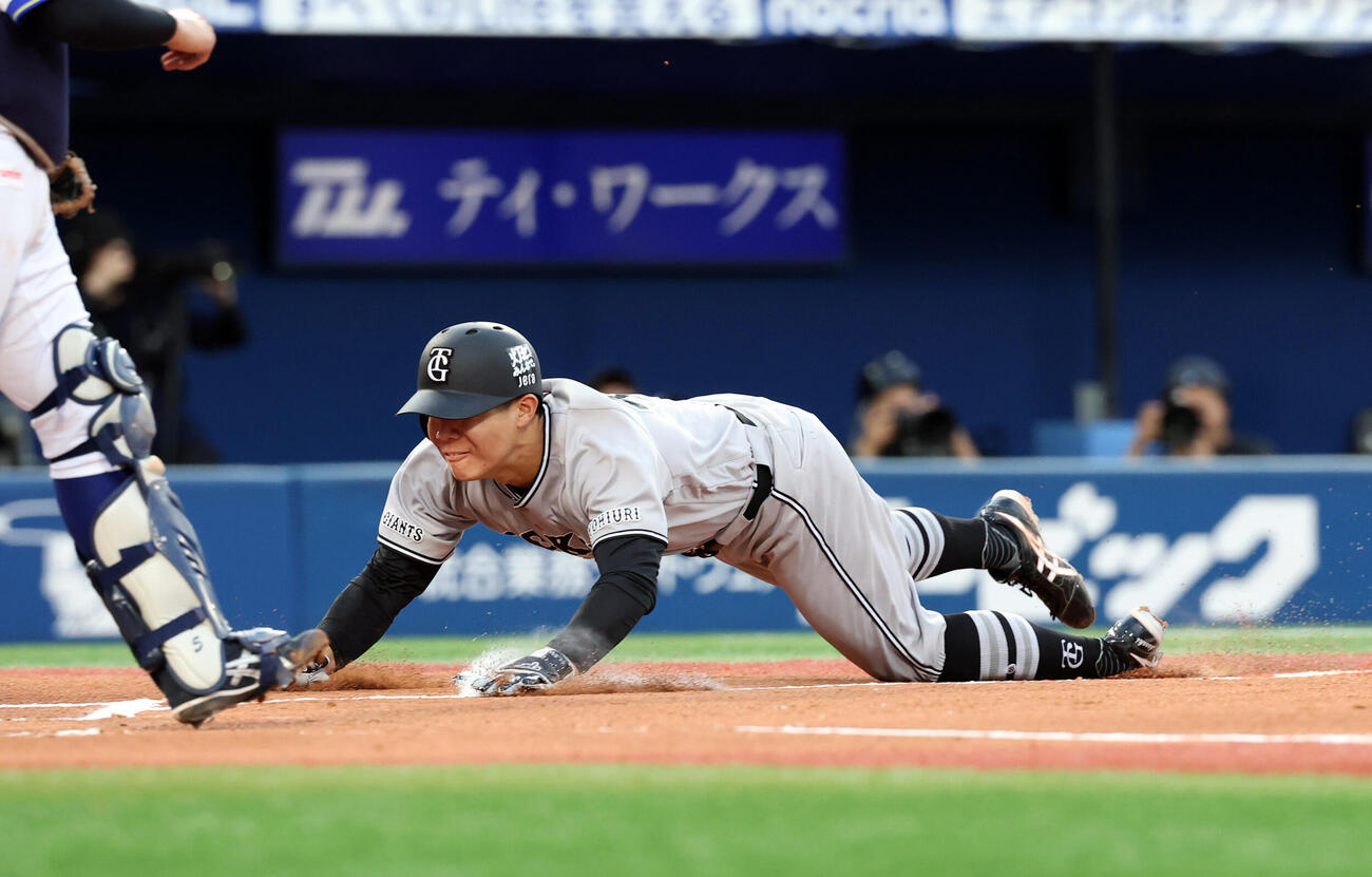 DeNA対巨人　1回表巨人1死一、三塁、泉口友汰の二塁盗塁の間に三塁走者佐々木俊輔が先制の生還（撮影・浅見桂子）