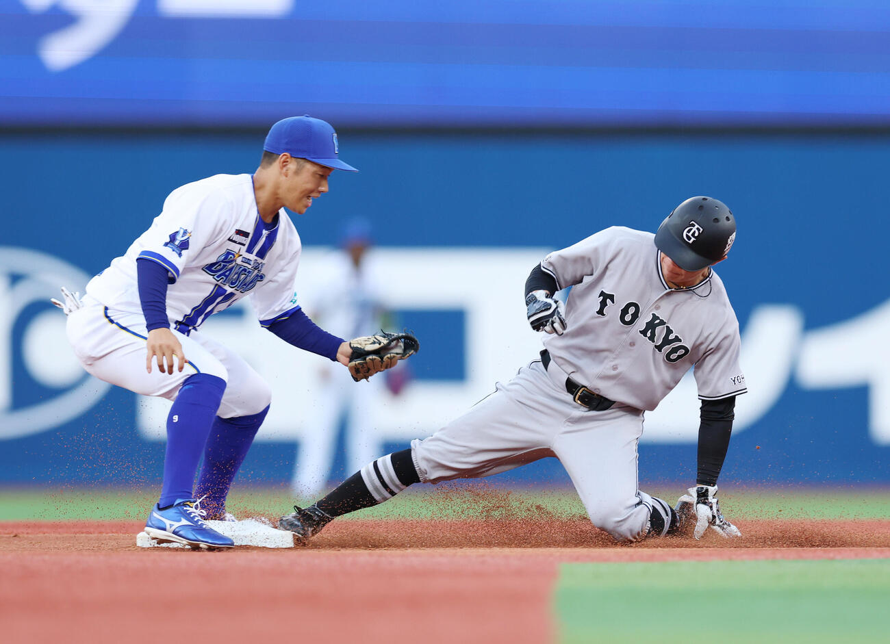 DeNA対巨人　1回表巨人1死一塁、二盗を成功させる佐々木俊輔。左は京田陽太（撮影・増田悦実）