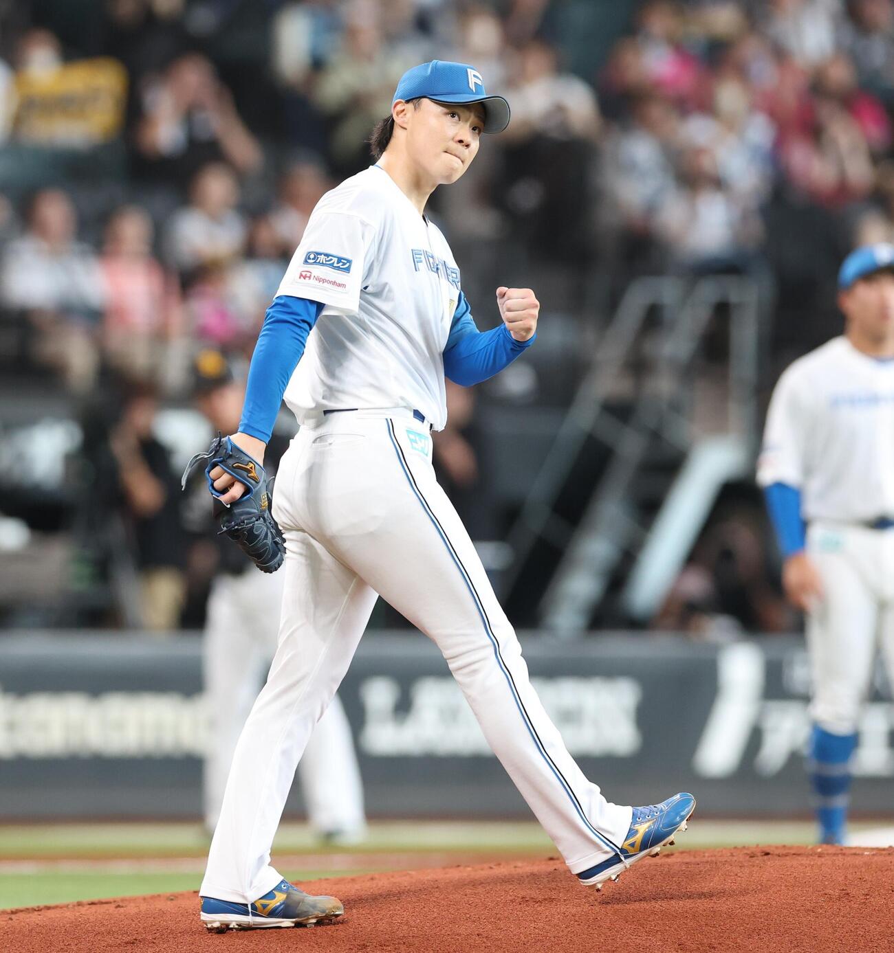 日本ハム対ソフトバンク　1回表ソフトバンク1死、周東佑京を二ゴロにとりガッツポーズの山崎福也（撮影・黒川智章）