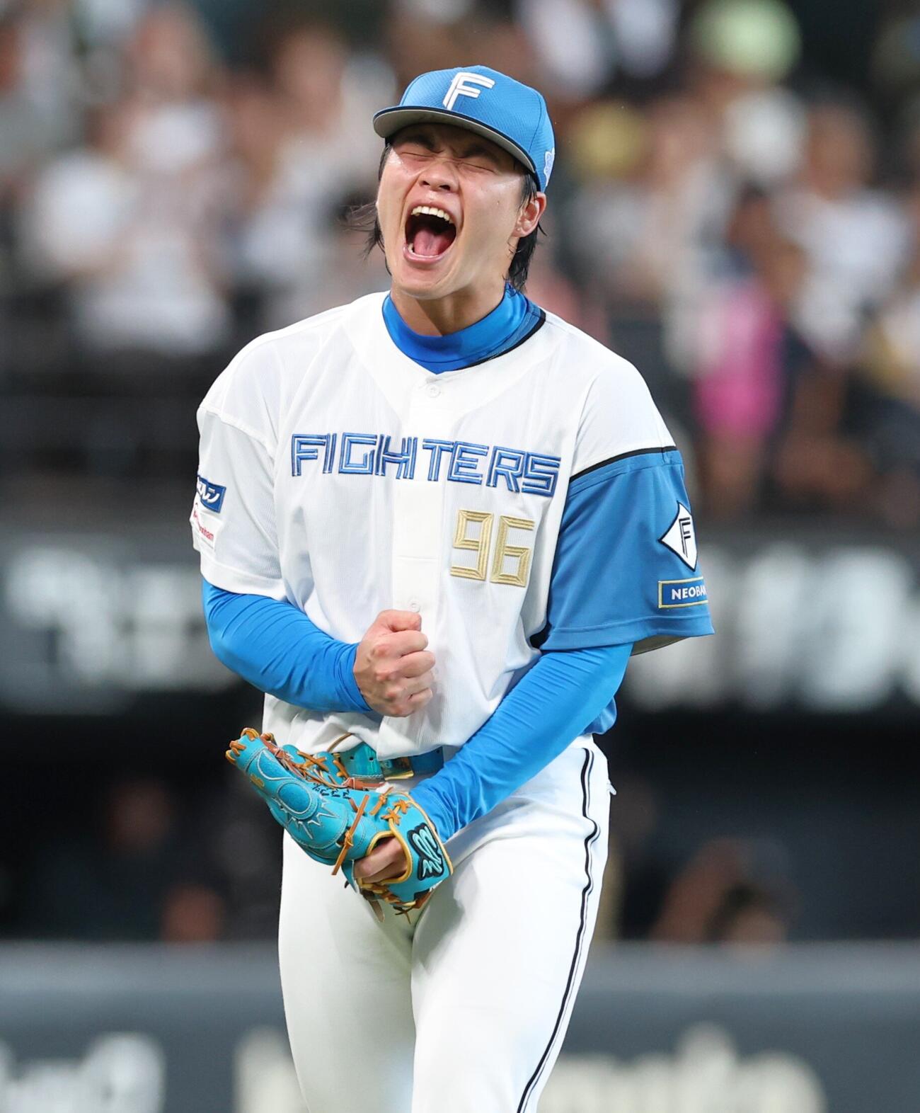 日本ハム対ソフトバンク　7回表、無失点に抑え叫ぶ日本ハム孫易磊（撮影・黒川智章）