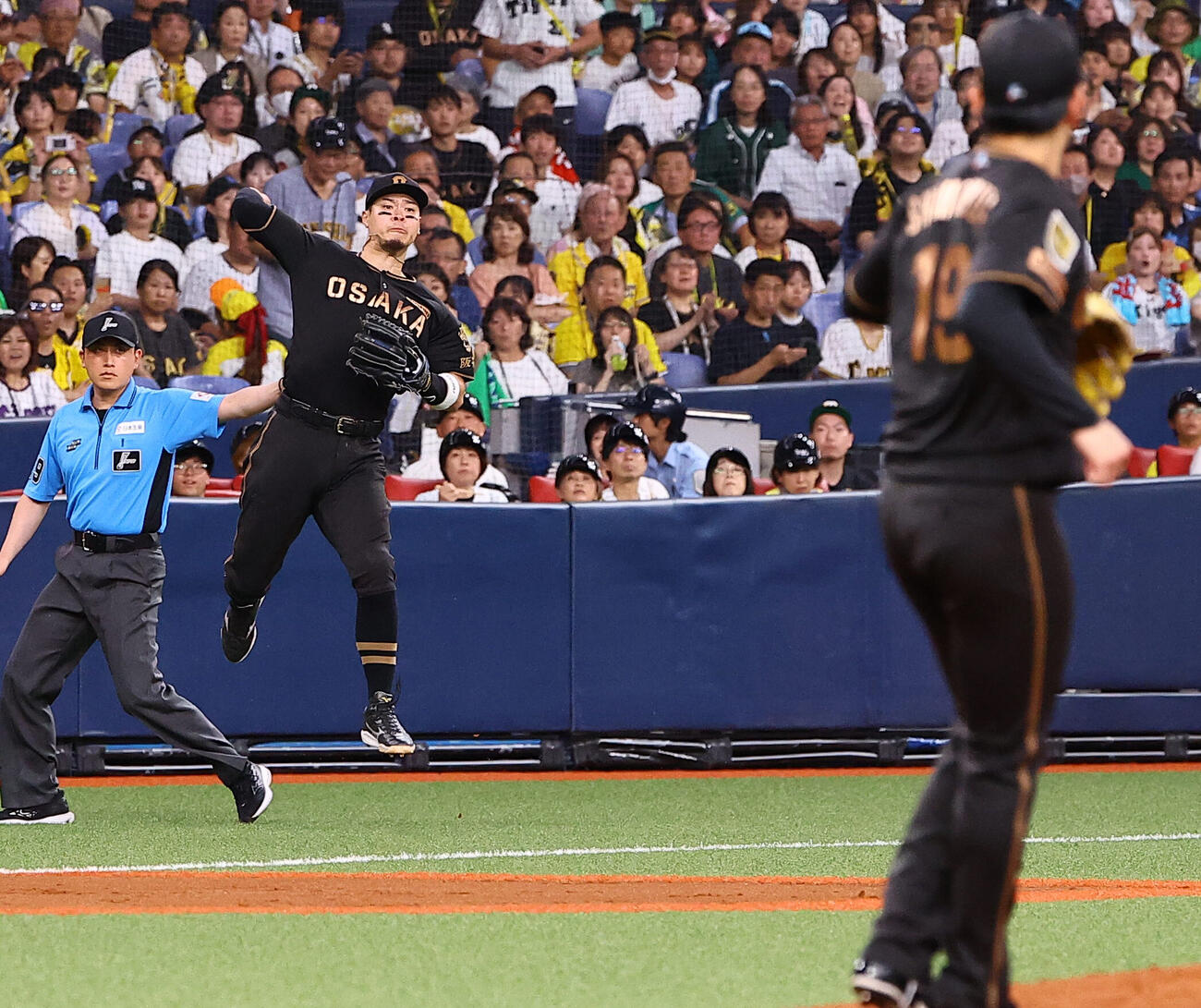 阪神対ヤクルト　2回表ヤクルト無死、佐藤輝明は増田珠の三ゴロをさばく（撮影・上田博志）