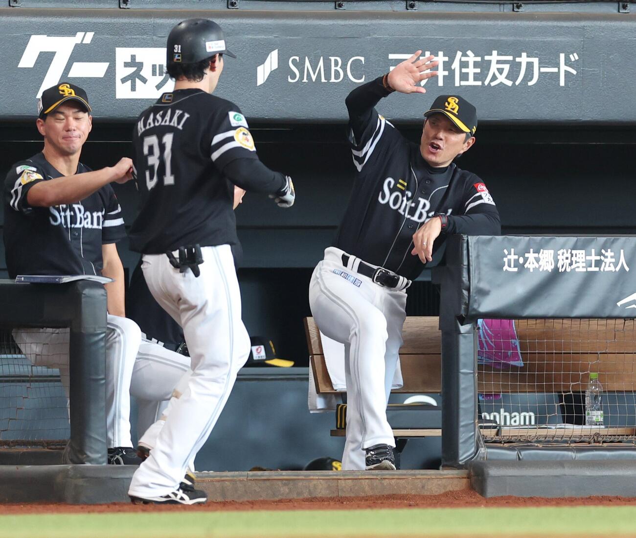 日本ハム対ソフトバンク　4回表、本塁打を放った正木智也を出迎える小久保裕紀監督（撮影・黒川智章）
