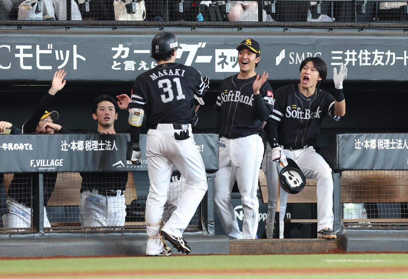 日本ハム対ソフトバンク　4回表、本塁打を放った正木智也を出迎えるナイン（撮影・黒川智章）