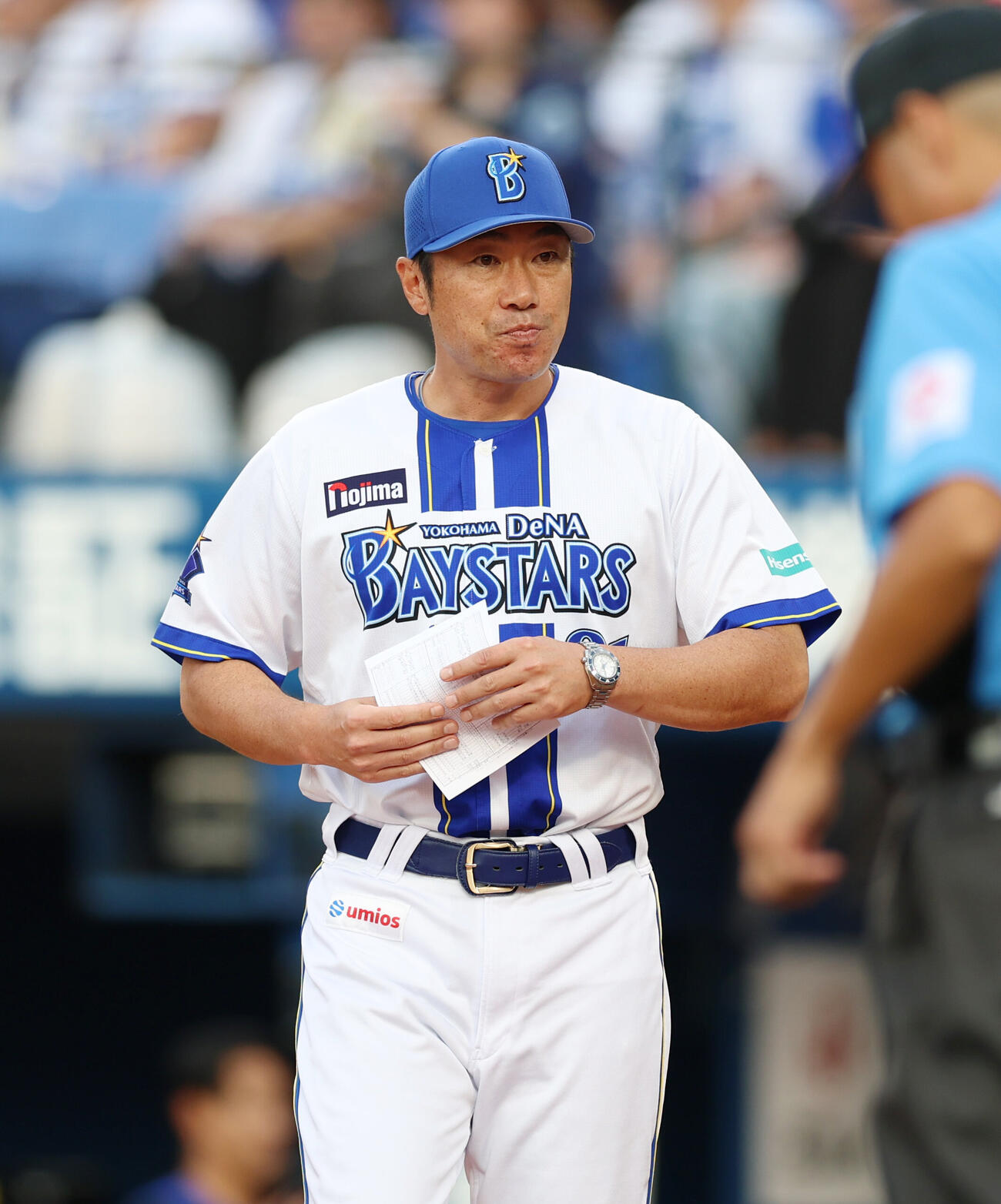 DeNA対巨人　メンバー表交換を行うDeNA相川亮二監督（撮影・増田悦実）