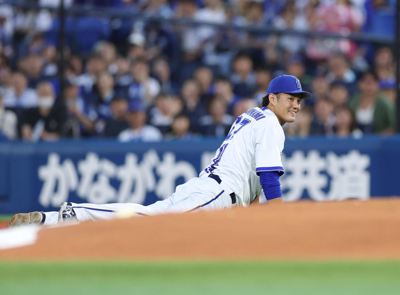 DeNA対巨人　2回表2死一塁、浦田俊輔の内野安打を捕れず倒れ込む藤浪晋太郎（撮影・増田悦実）