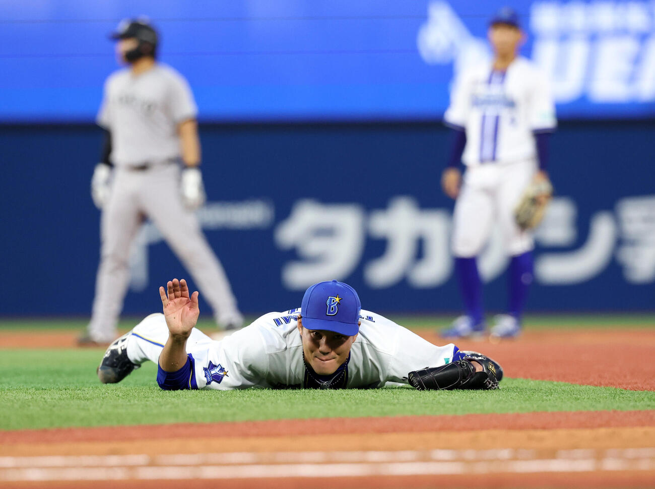 DeNA対巨人　2回表巨人2死一塁、浦田俊輔の投手強襲打を倒れ込みながら送球も内野安打にして悔しがる藤浪晋太郎（撮影・浅見桂子）