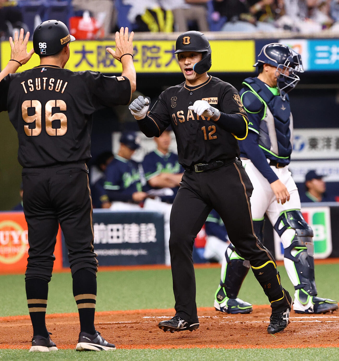 阪神対ヤクルト　2回裏阪神1死、先制ソロ本塁打を放った坂本誠志郎は筒井壮コーチとハイタッチをする（撮影・上田博志）