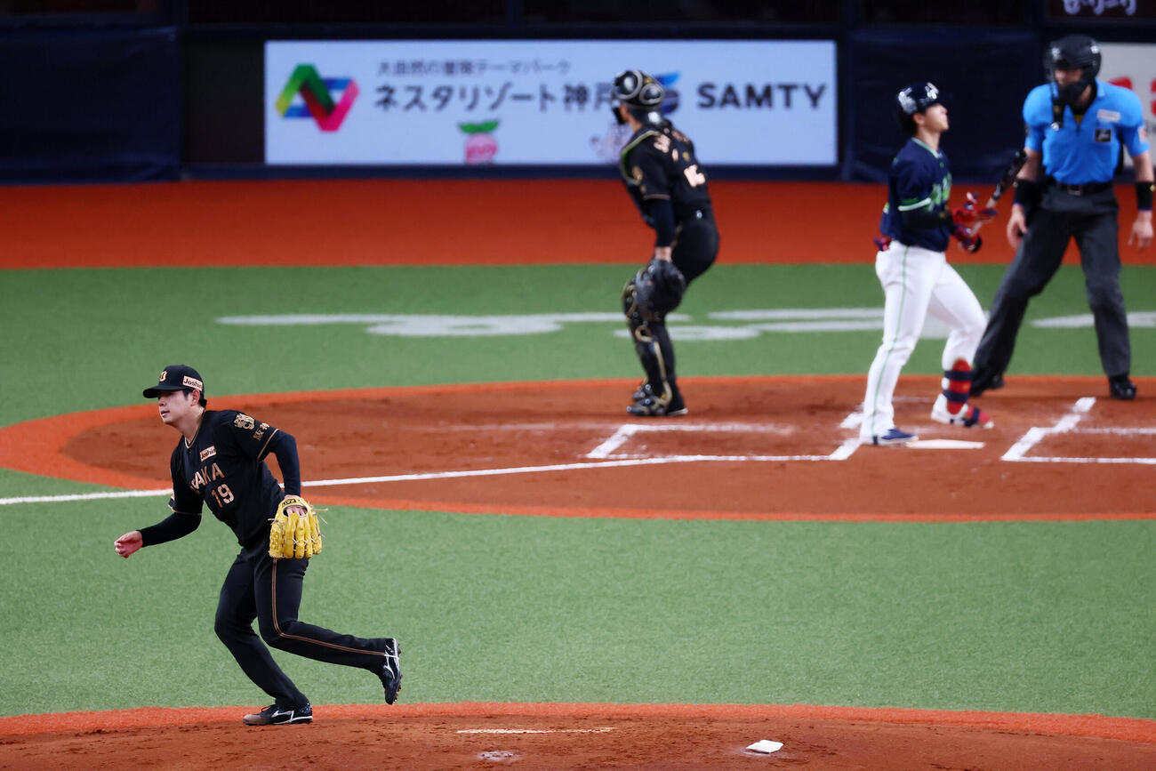 阪神対ヤクルト　2回表ヤクルト2死、下村海翔は内山壮真を三振に仕留める（撮影・加藤哉）