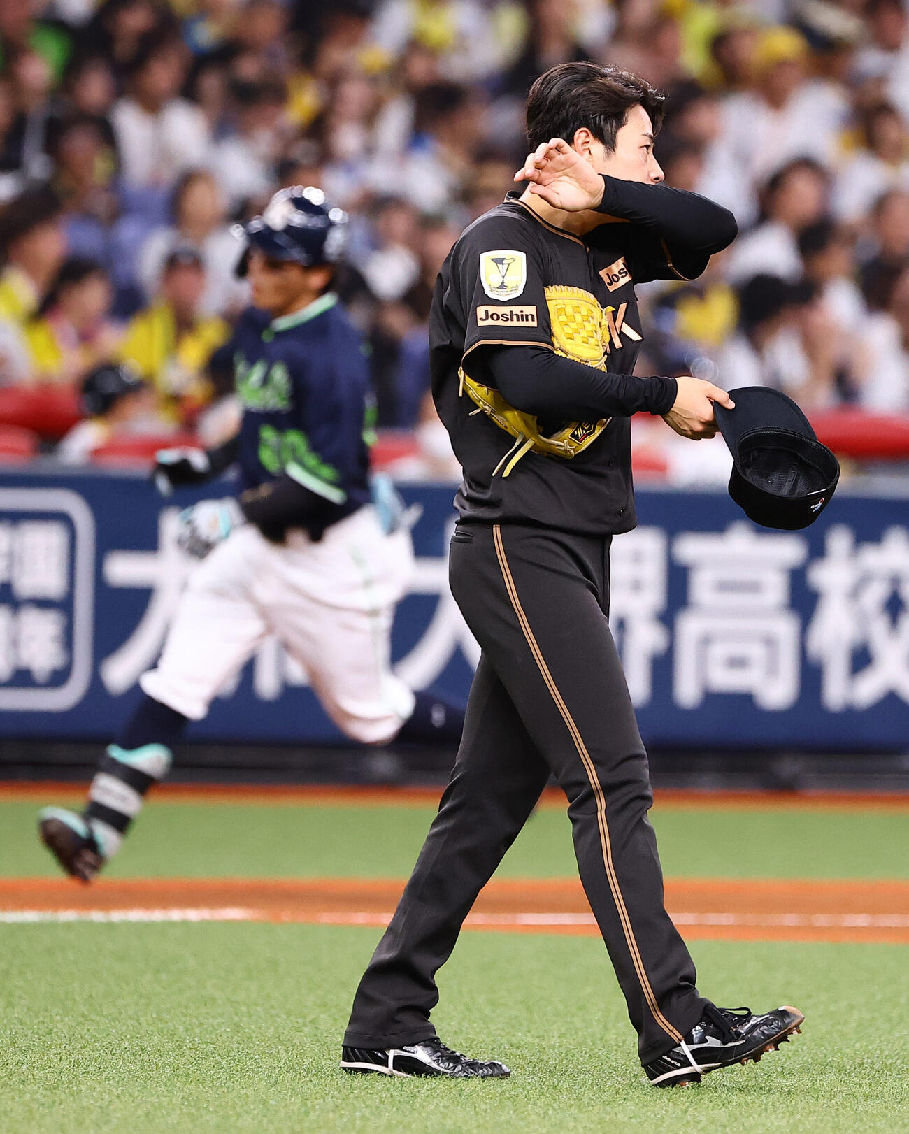 阪神対ヤクルト　3回表ヤクルト1死、下村海翔（右）は武岡龍世に同点本塁打を浴びる（撮影・上田博志）