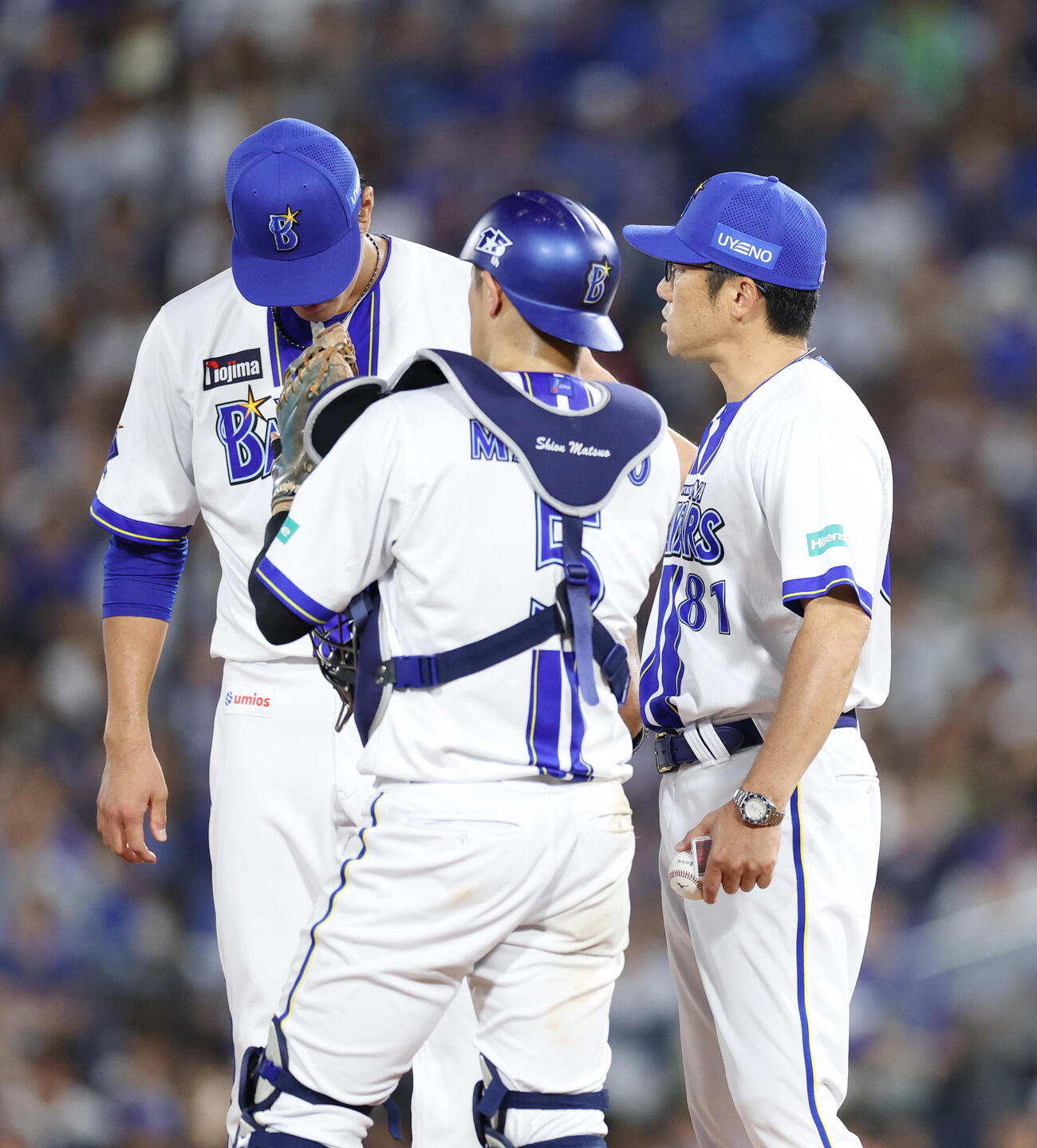 DeNA対巨人　3回表無死一、二塁、藤浪晋太郎（左）に声をかける相川亮二監督（右）（撮影・増田悦実）