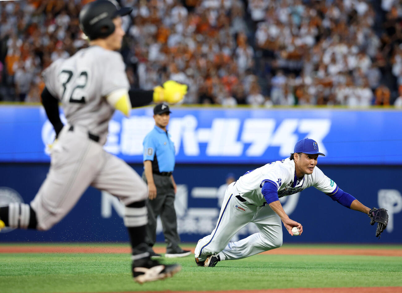 DeNA対巨人　2回表巨人2死一塁、浦田俊輔の投手強襲打を倒れ込みながら送球も内野安打となり悔しがる藤浪晋太郎（撮影・浅見桂子）