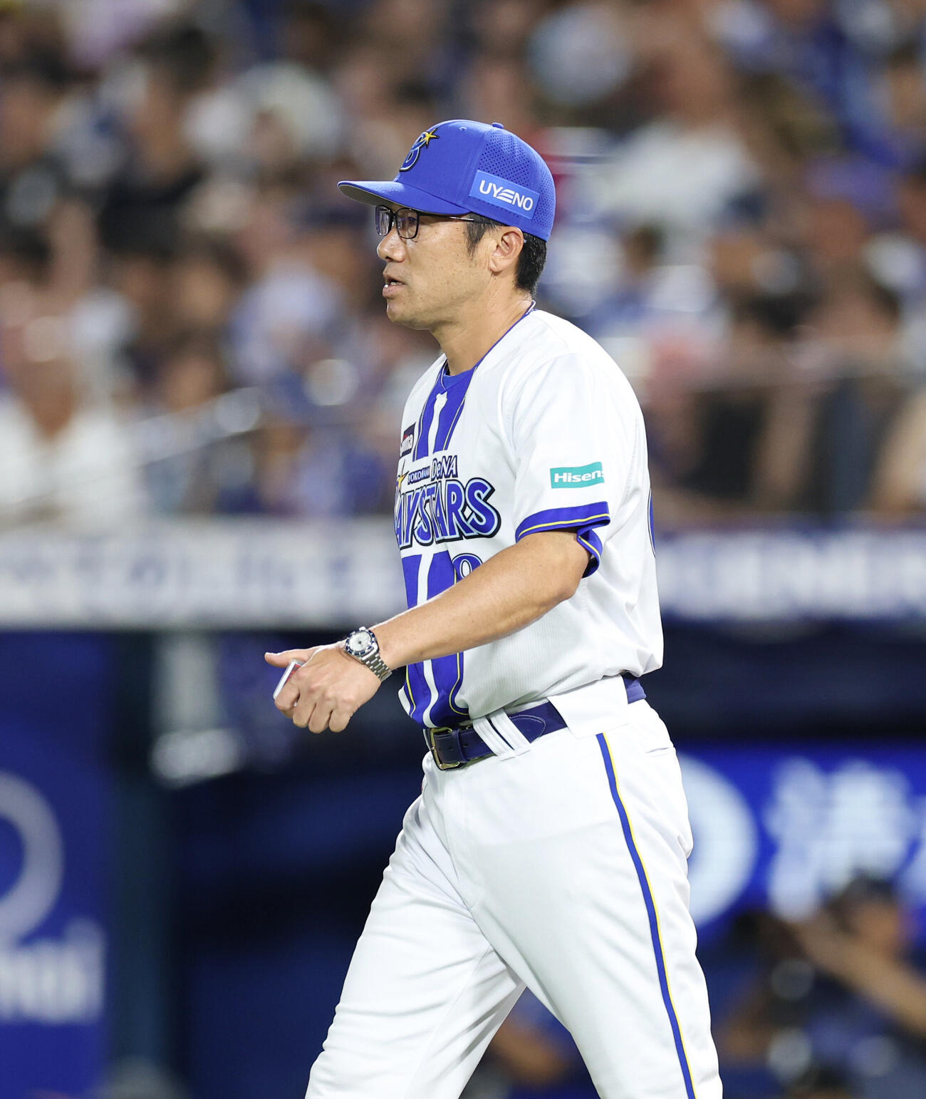 DeNA対巨人　3回表無死一、二塁、交代を告げにマウンドに向かう相川亮二監督（撮影・増田悦実）