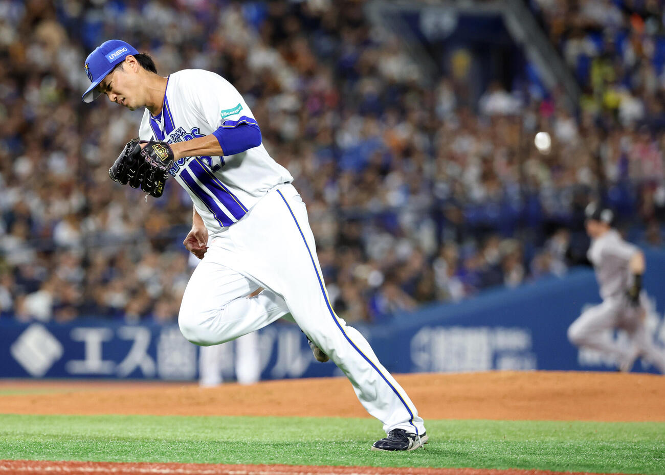 DeNA対巨人　3回表巨人無死一、二塁、大城卓三に適時打を許し、悔しそうに本塁カバーに走る藤浪晋太郎（撮影・浅見桂子）