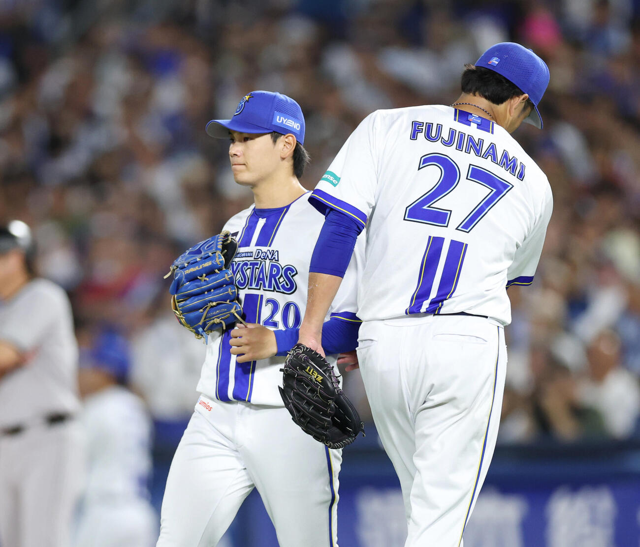 DeNA対巨人　3回表無死一、二塁、藤浪晋太郎（右）に変わりマウンドに上がる坂本裕哉（撮影・増田悦実）