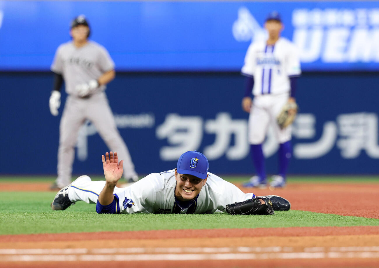 DeNA対巨人　2回表巨人2死一塁、浦田俊輔の投手強襲打を倒れ込みながら送球も内野安打となり悔しがる藤浪晋太郎（撮影・浅見桂子）