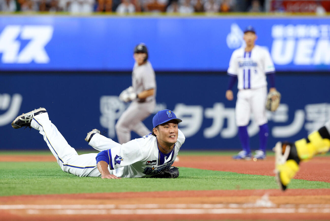 DeNA対巨人　2回表巨人2死一塁、浦田俊輔の投手強襲打を倒れ込みながら送球も内野安打にして悔しがる藤浪晋太郎（撮影・浅見桂子）