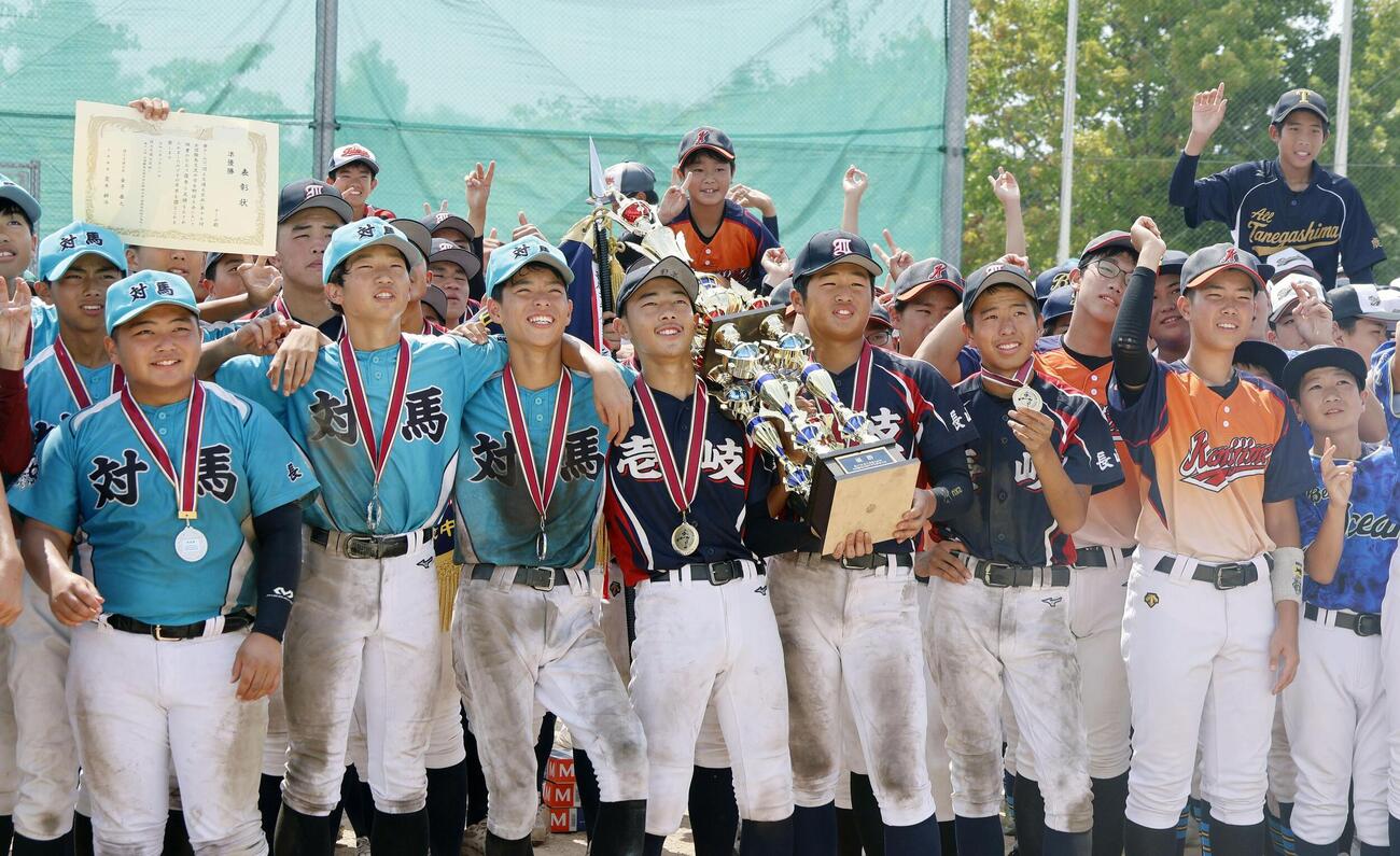 離島甲子園の決勝を終え、記念撮影する選手たち(共同)
