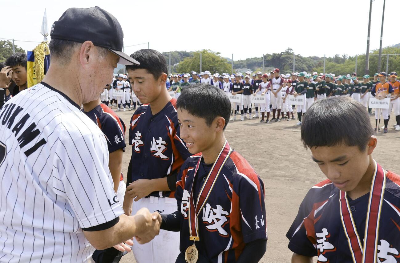 離島甲子園で優勝し、メダルを受け取る壱岐市選抜の選手たち＝20日、島根県隠岐の島町(共同)
