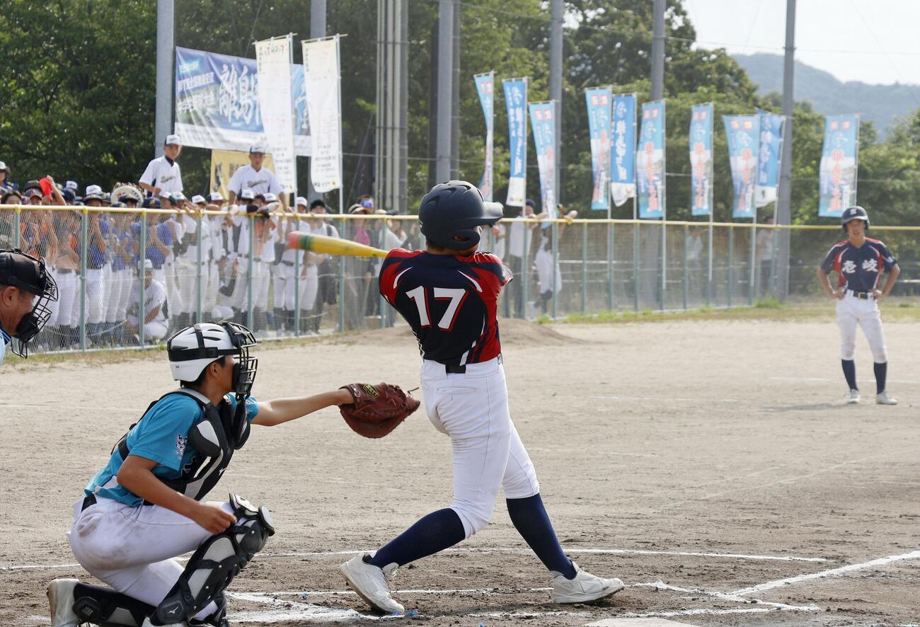 離島甲子園の決勝でプレーする選手たち＝20日、島根県隠岐の島町(共同)