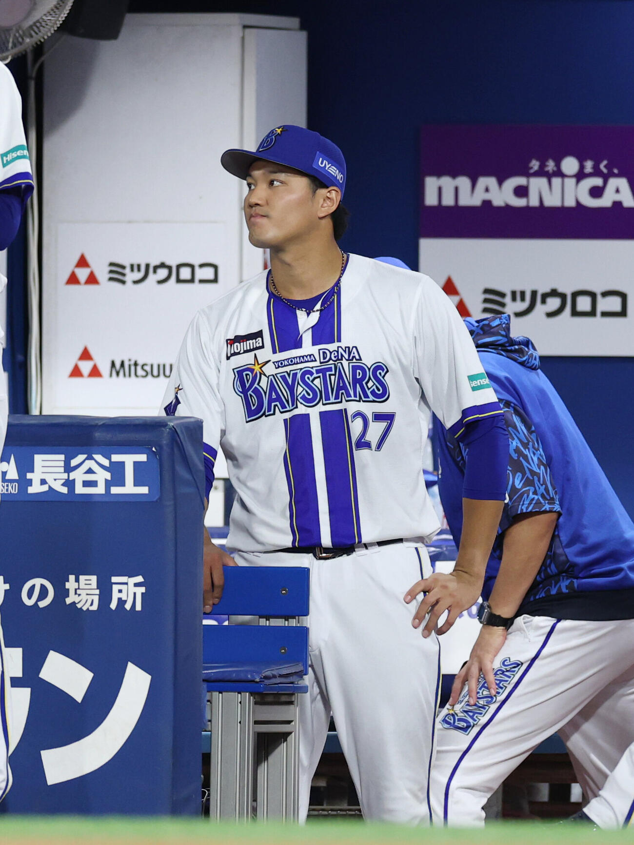 DeNA対巨人　3回表を坂本裕哉が抑え、悔しい表情でナインを出迎える藤浪晋太郎（撮影・増田悦実）