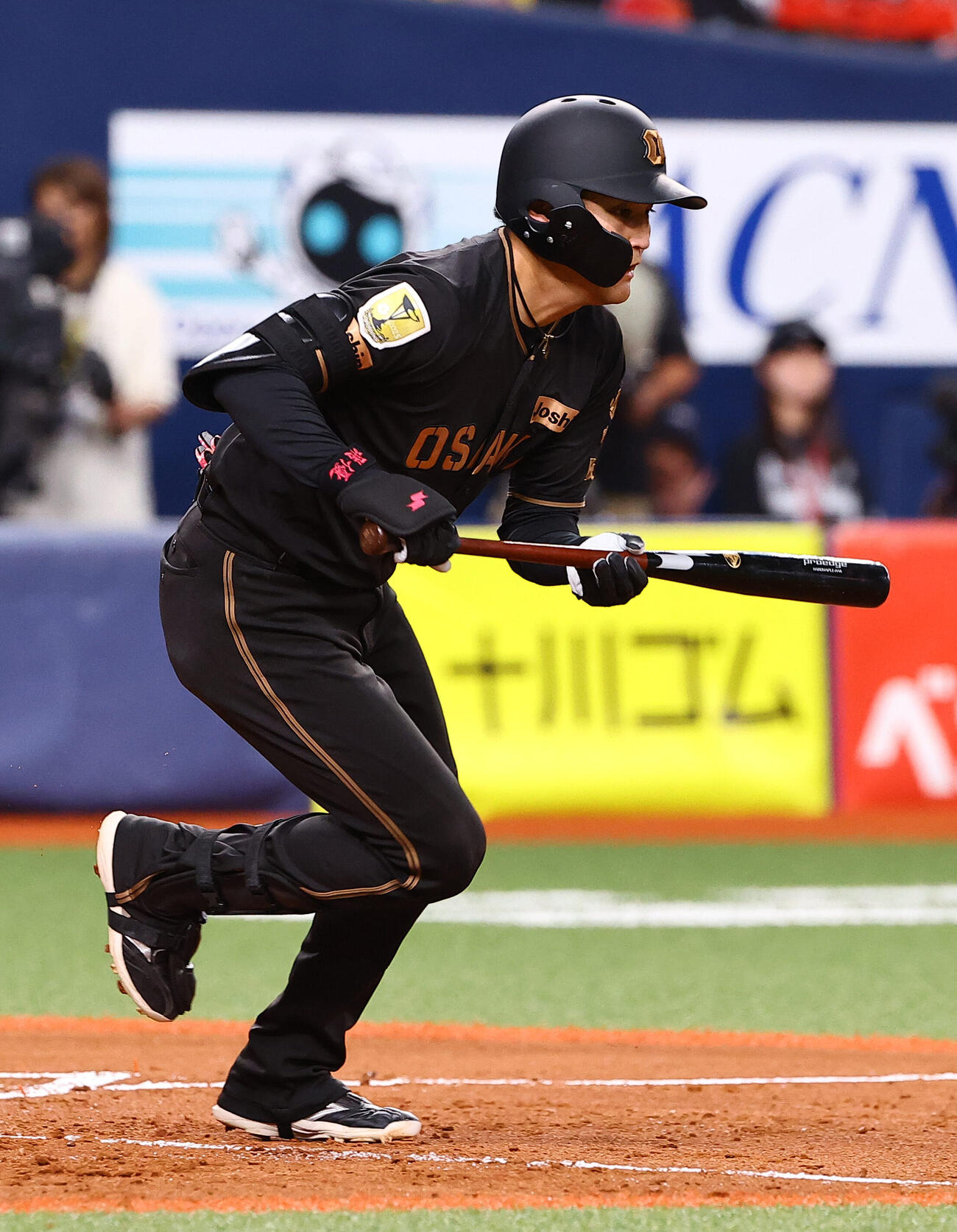 阪神対ヤクルト　4回裏阪神1死一、三塁、元山飛優はセーフティースクイズをするも大山悠輔の生還はならず（撮影・上田博志）