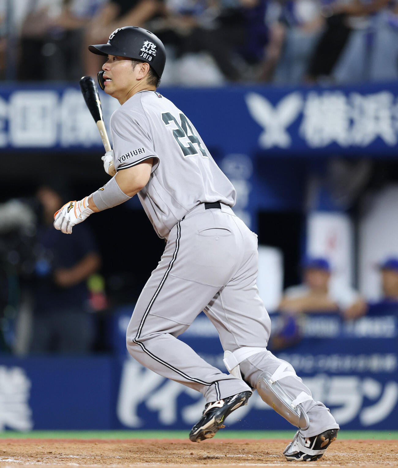 DeNA対巨人　5回表巨人2死、安打を放つ大城卓三（撮影・増田悦実）