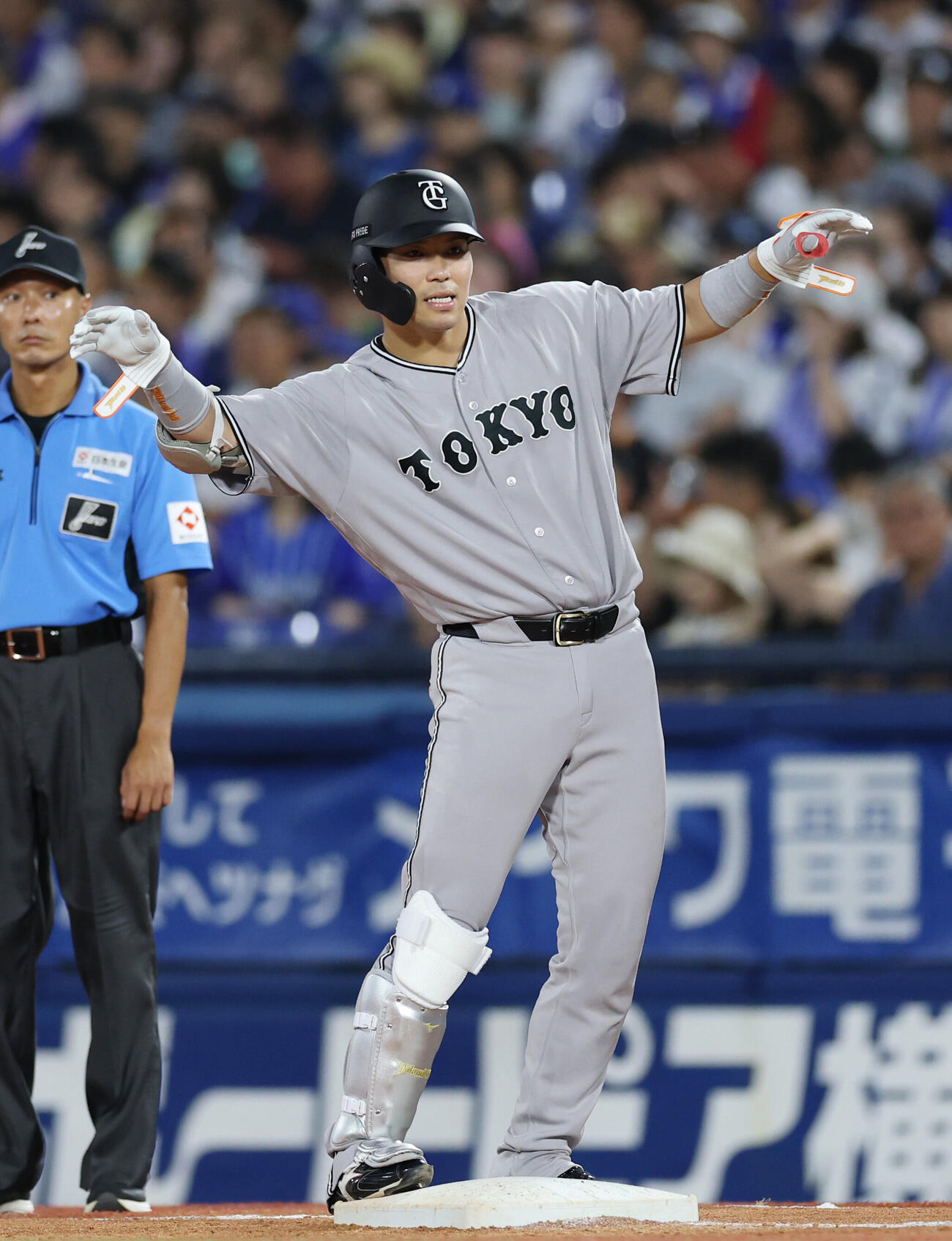 DeNA対巨人　5回表巨人2死、安打を放ちポーズをする大城卓三（撮影・増田悦実）