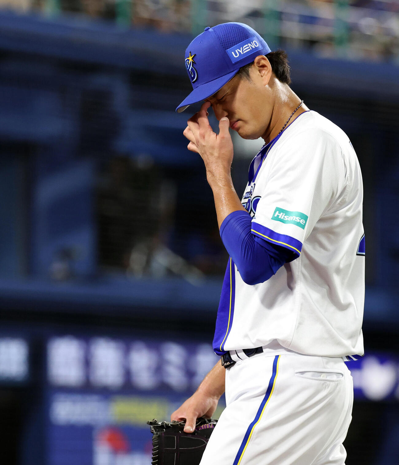 DeNA対巨人　3回表巨人1死一、二塁の場面で降板を告げられ悔しそうに汗をぬぐってベンチに戻る藤浪晋太郎く（撮影・浅見桂子）