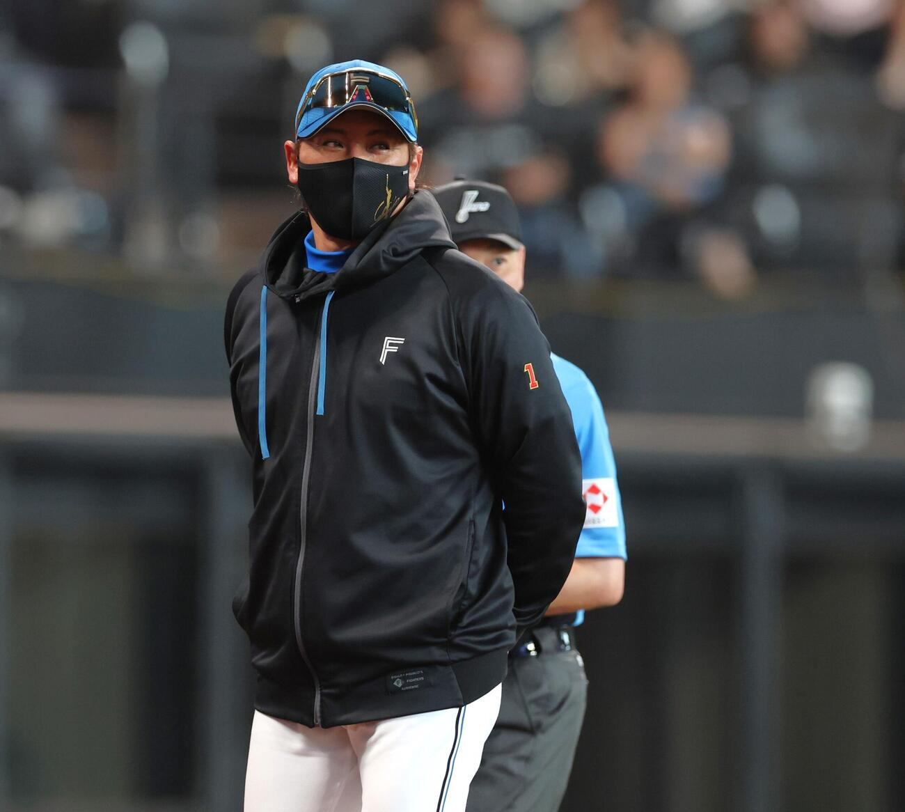 日本ハム対ソフトバンク　選手交代を告げる新庄剛志監督（撮影・黒川智章）