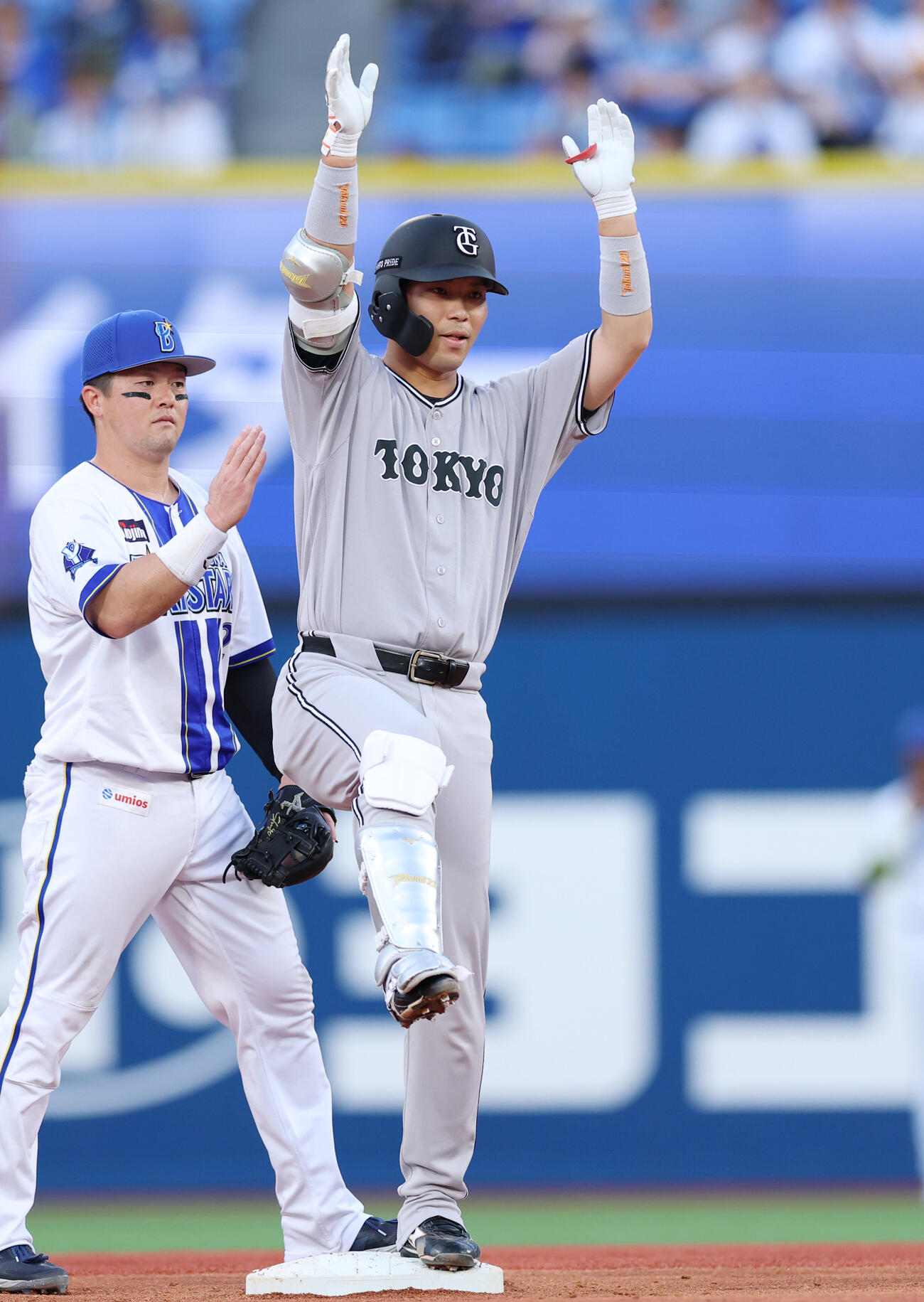 DeNA対巨人　1回表巨人2死二塁、適時二塁打を放ちポーズをする大城卓三（撮影・増田悦実）