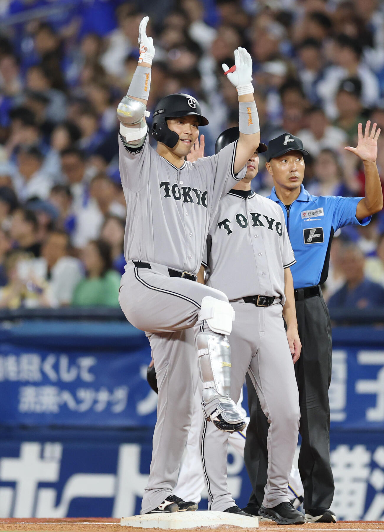 DeNA対巨人　3回表無死一、二塁、適時打を放ちポーズをする大城卓三（撮影・増田悦実）