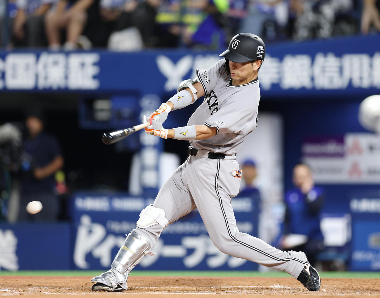 DeNA対巨人　3回表無死一、二塁、適時打を放つ大城卓三（撮影・増田悦実）