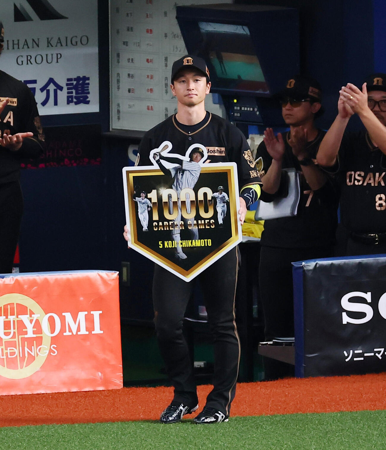 阪神対ヤクルト　近本光司は通算1000試合出場を達成し記念のボードを手にする（撮影・加藤哉）