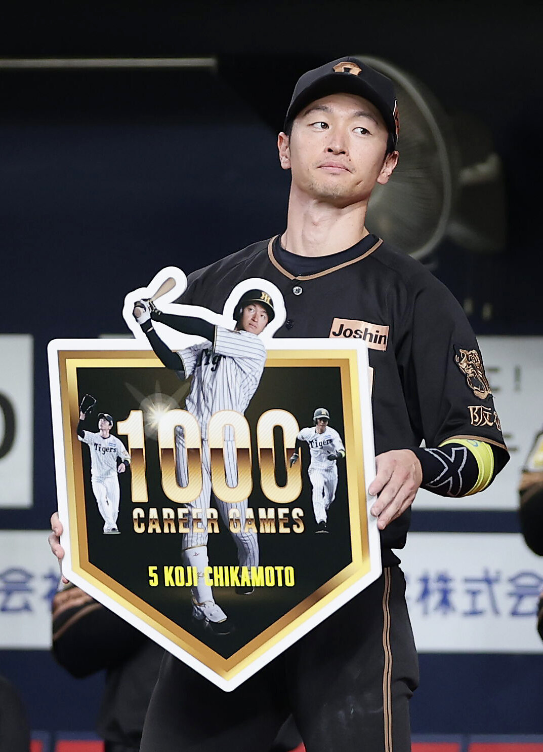 阪神対ヤクルト　5回裏を終え、通算1000試合出場を達成し記念ボードを手にする阪神近本光司（撮影・前田充）