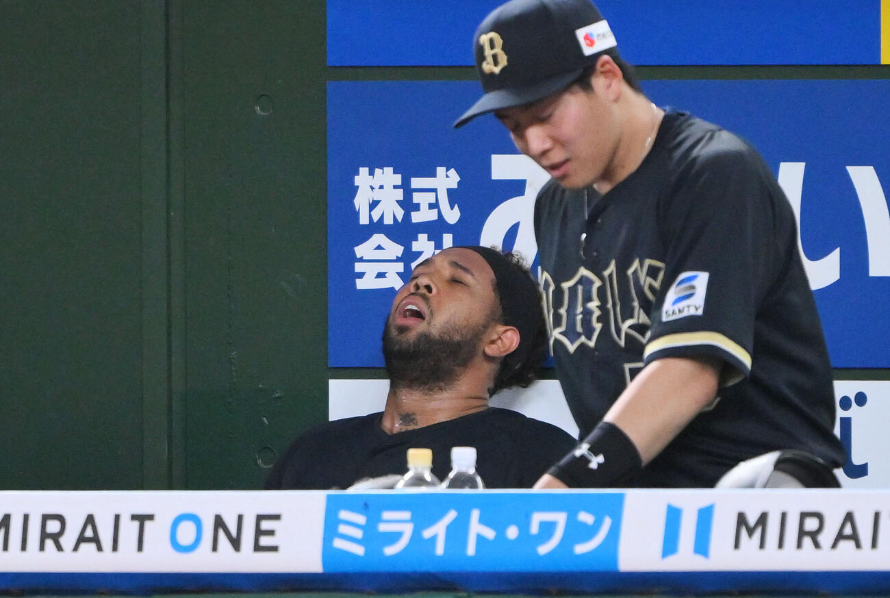 西武対オリックス　8回裏を投げ終えベンチで疲れた表情を見せるオリックス先発のアンダーソン・エスピノーザ（左）（撮影・滝沢徹郎）