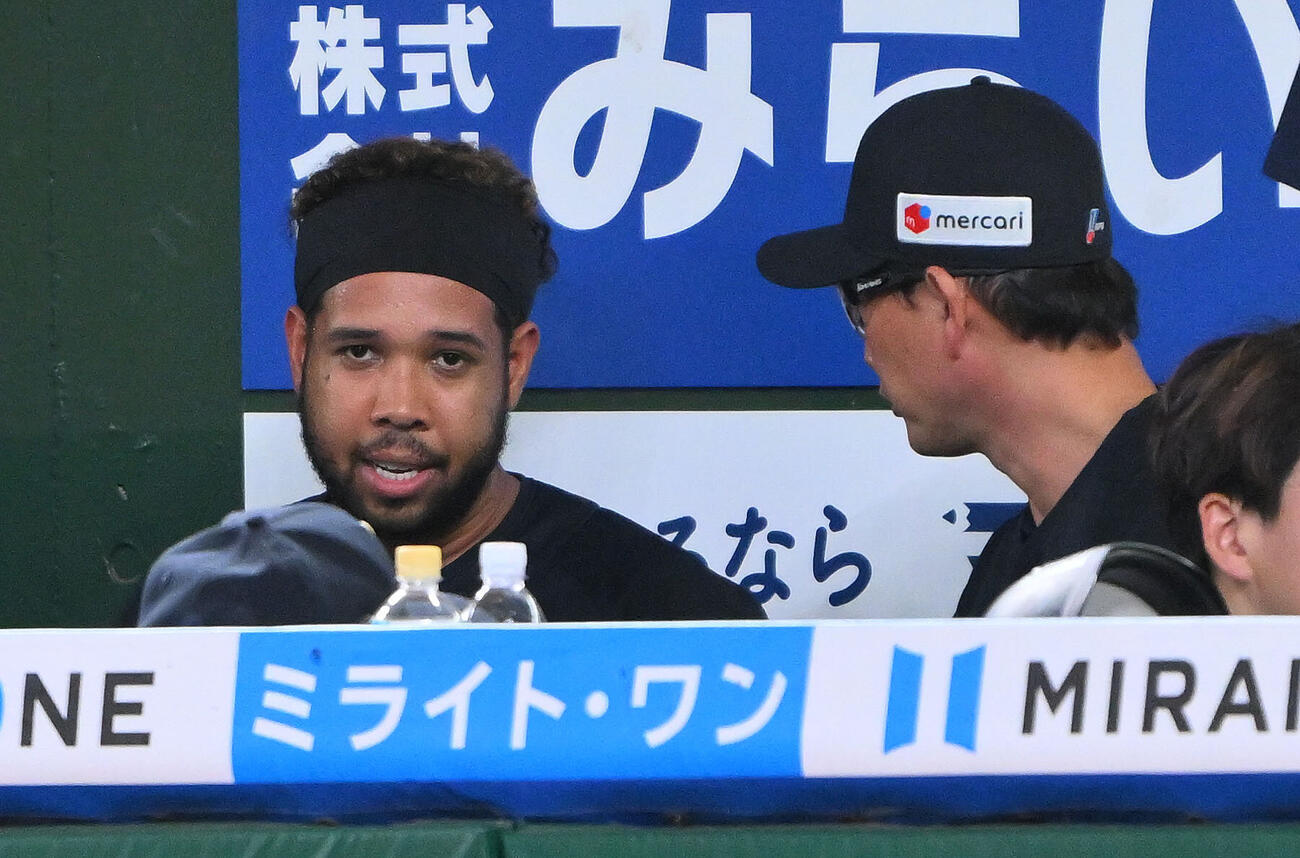 西武対オリックス　8回裏を投げ終えたオリックス先発のアンダーソン・エスピノーザ（左）は岸田護監督と話す（撮影・滝沢徹郎）