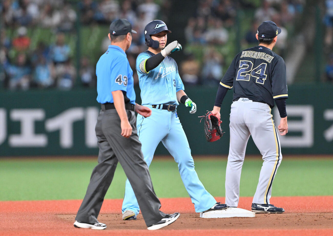 西武対オリックス　2回裏西武2死二塁、山村崇嘉（中央）は適時二塁打を放ちポーズを決める（撮影・滝沢徹郎）